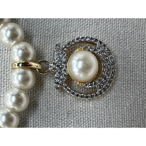 Classic Faux Pearl Necklace with Decorative Pendant - Picture 4 of 9